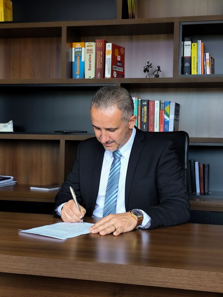 Dr. Pablo Balestreiro Dutra, advogado do Balestreiro Advocacia, OAB 23.922, assinando documento em seu escritório
